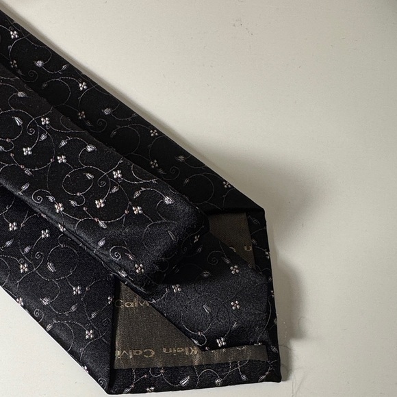 Calvin Klein Elegant Black Floral Men's Tie NWT - Picture 4 of 4